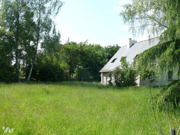 Maison contemporaine sur grand terrain de 1900m², offrant :
- au rez de chaussée : une cuisine...