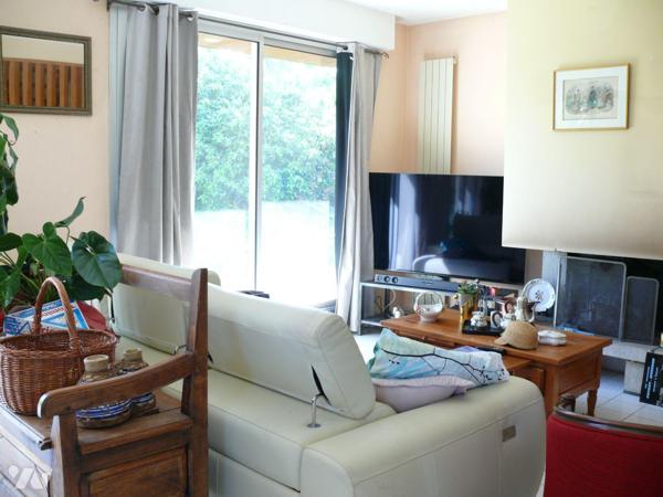 Maison contemporaine sur grand terrain de 1900m², offrant :
- au rez de chaussée : une cuisine...