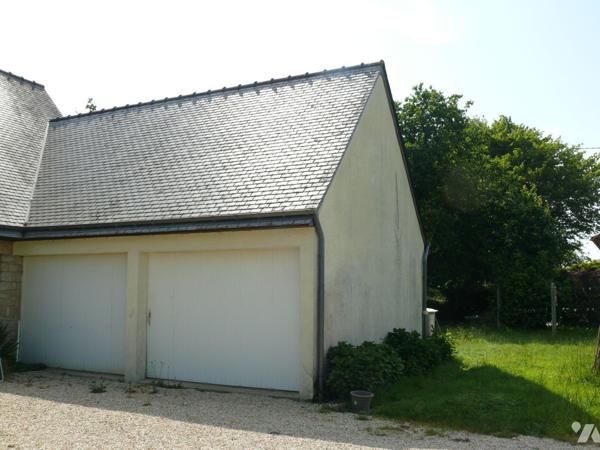 Maison contemporaine sur grand terrain de 1900m², offrant :
- au rez de chaussée : une cuisine...
