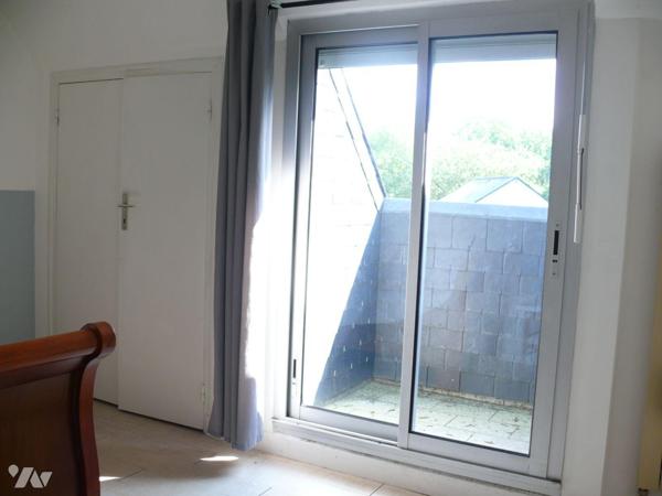 Maison contemporaine sur grand terrain de 1900m², offrant :
- au rez de chaussée : une cuisine...