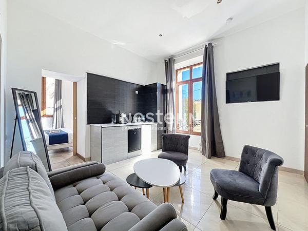 GOLFE JUAN - Villa Bourgeoise - 357m² - Proche mer - 10 appartements - Terrain 632m² - Parkings - Sud