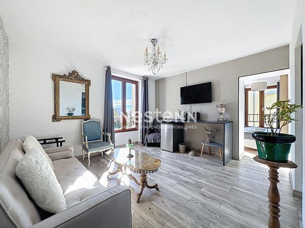 GOLFE JUAN - Villa Bourgeoise - 357m² - Proche mer - 10 appartements - Terrain 632m² - Parkings - Sud