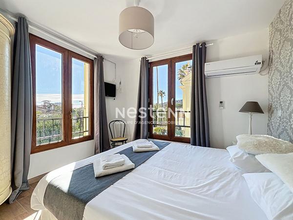 GOLFE JUAN - Villa Bourgeoise - 357m² - Proche mer - 10 appartements - Terrain 632m² - Parkings - Sud