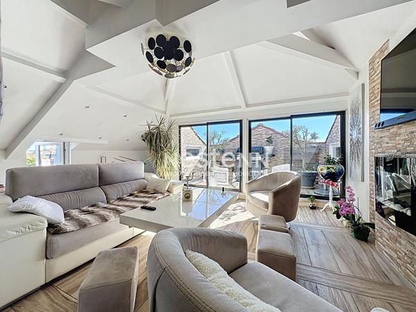 GOLFE JUAN - Villa Bourgeoise - 357m² - Proche mer - 10 appartements - Terrain 632m² - Parkings - Sud