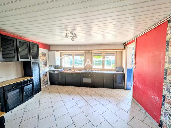 ENSEMBLE DE 2 HABITATIONS AVEC GARAGES ET JARDIN