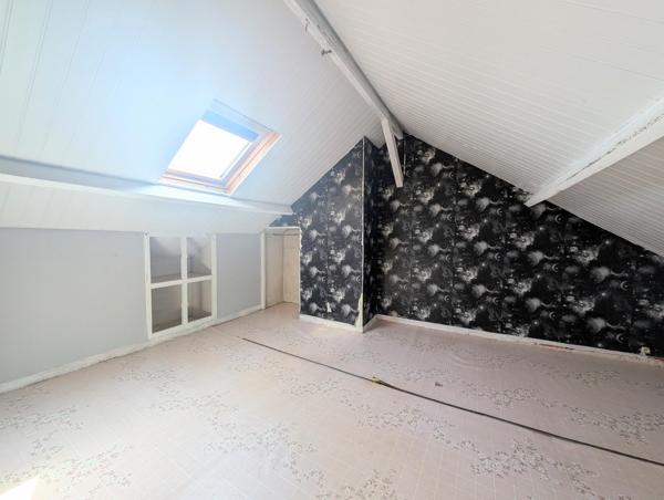 ENSEMBLE DE 2 HABITATIONS AVEC GARAGES ET JARDIN