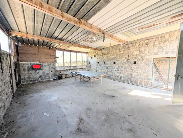 ENSEMBLE DE 2 HABITATIONS AVEC GARAGES ET JARDIN