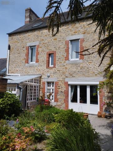 Maison de ville à vendre à Guingamp dans les Côtes-d'Armor (22200), ref : 00410FR   
centre ville