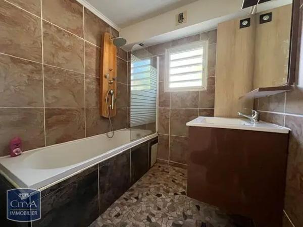 Appartement à louer 2 pièces 46.73m² Saint-André (97440)