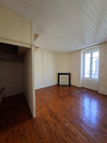 CLERMONT FERRAND - GRAND APPARTEMENT F3 DE CARACTERE - Clermont ferrand