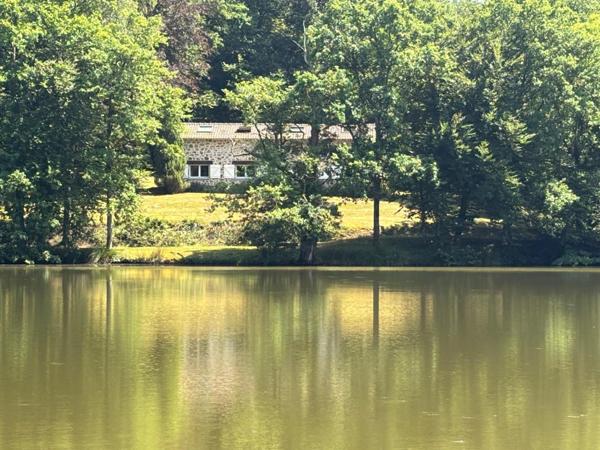 Un étang de plus de 2 hectares, une maison simple et vraie, au cœur de 10 hectares de nature préservée SAINT LEONARD DE NOBLAT (87)