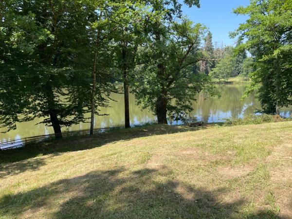 Un étang de plus de 2 hectares, une maison simple et vraie, au cœur de 10 hectares de nature préservée SAINT LEONARD DE NOBLAT (87)