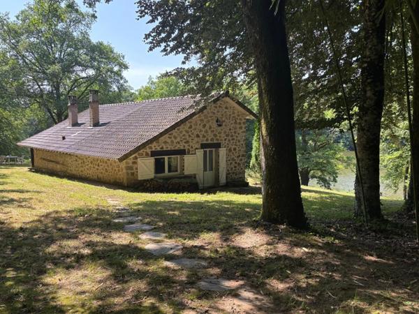 Un étang de plus de 2 hectares, une maison simple et vraie, au cœur de 10 hectares de nature préservée SAINT LEONARD DE NOBLAT (87)