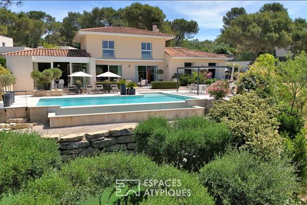 Villa d’exception : luxe, design et piscine à débordement.