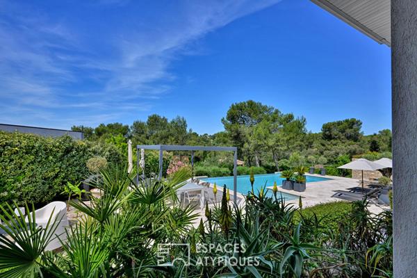 Villa d’exception : luxe, design et piscine à débordement.