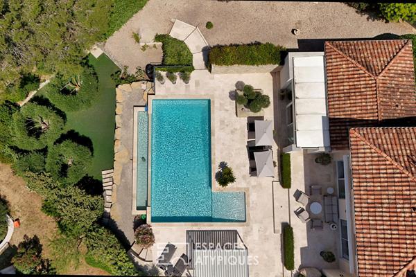 Villa d’exception : luxe, design et piscine à débordement.