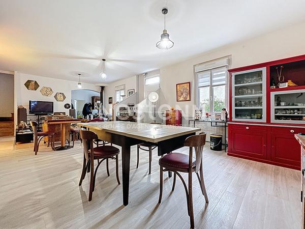 Grande maison de caractère centre bourg avec cour et garage