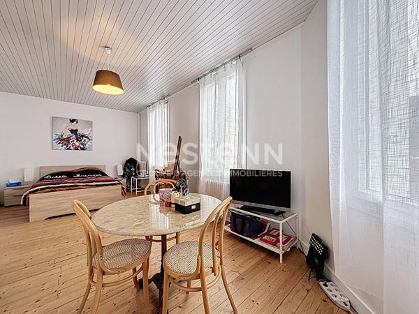 Grande maison de caractère centre bourg avec cour et garage