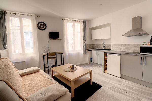 À LOUER - EN EXCLUSIVITÉ À LORGUES - STUDIO 20m2 + CELLIER/BUANDERIE 5m2