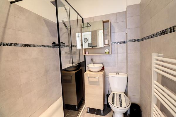À LOUER - EN EXCLUSIVITÉ À LORGUES - STUDIO 20m2 + CELLIER/BUANDERIE 5m2