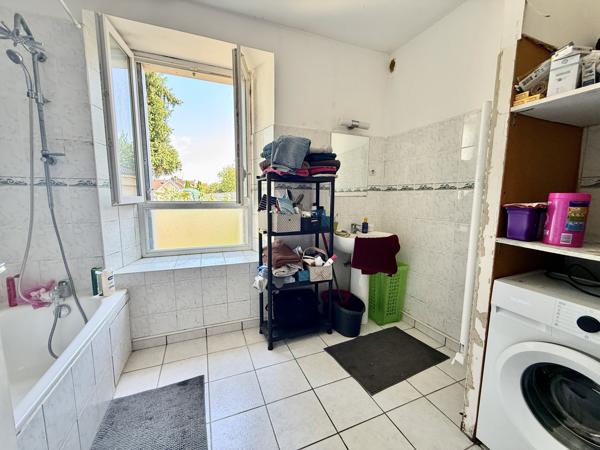 Immeuble comprenant trois logements.