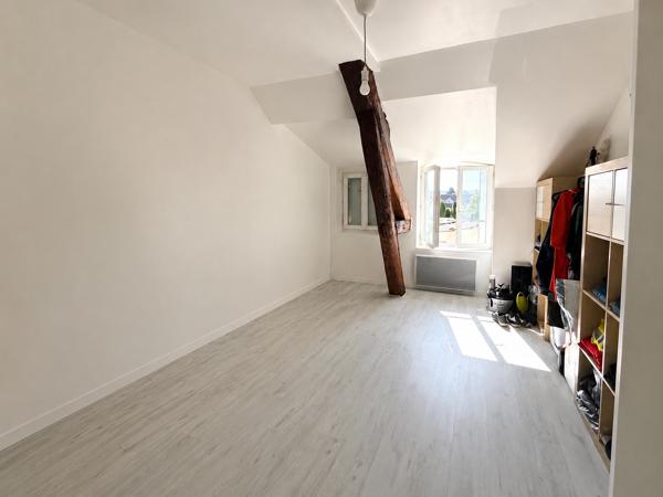 Immeuble comprenant trois logements.