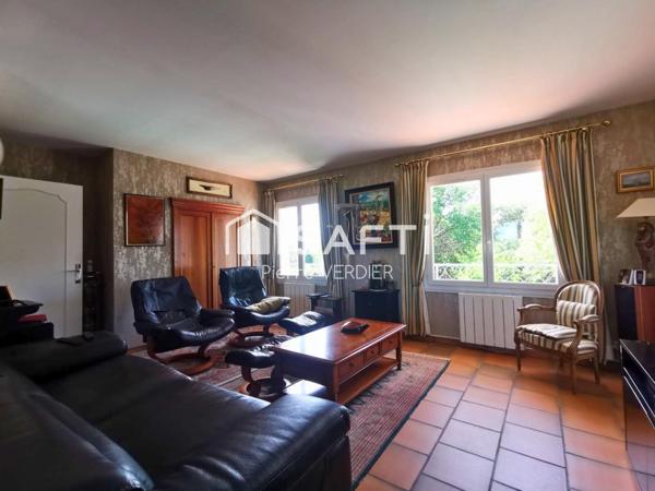 Grande maison composée de deux logements, garage, piscine