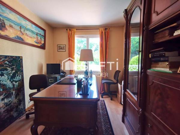 Grande maison composée de deux logements, garage, piscine