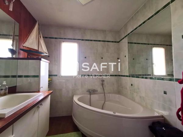 Grande maison composée de deux logements, garage, piscine