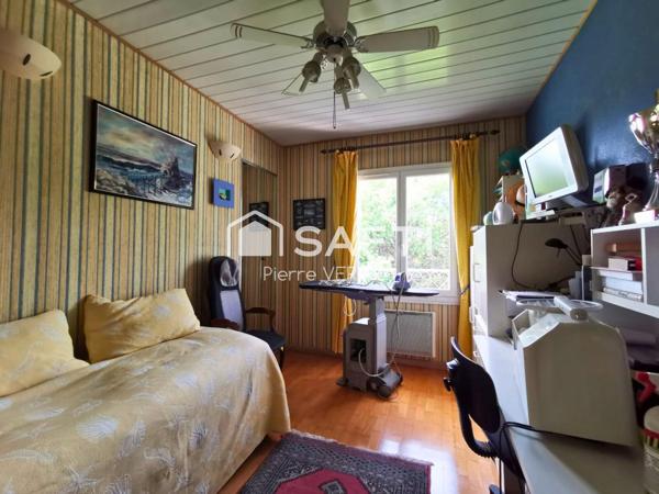 Grande maison composée de deux logements, garage, piscine