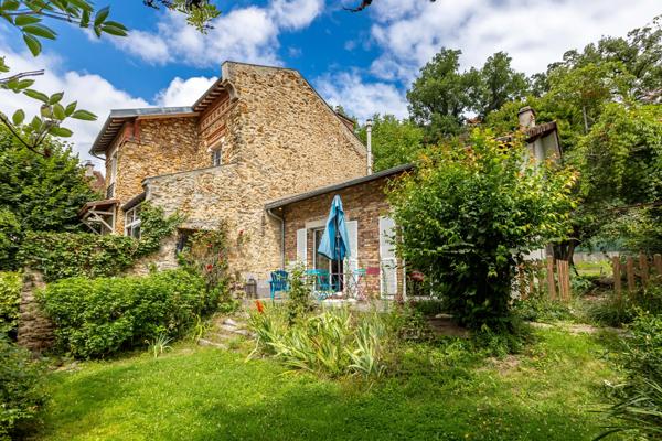 Belle meulière au calme, non mitoyenne, sans vis à vis et avec magnifique jardin.