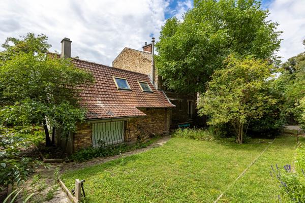 Belle meulière au calme, non mitoyenne, sans vis à vis et avec magnifique jardin.