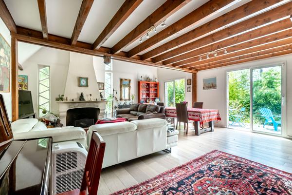 Belle meulière au calme, non mitoyenne, sans vis à vis et avec magnifique jardin.