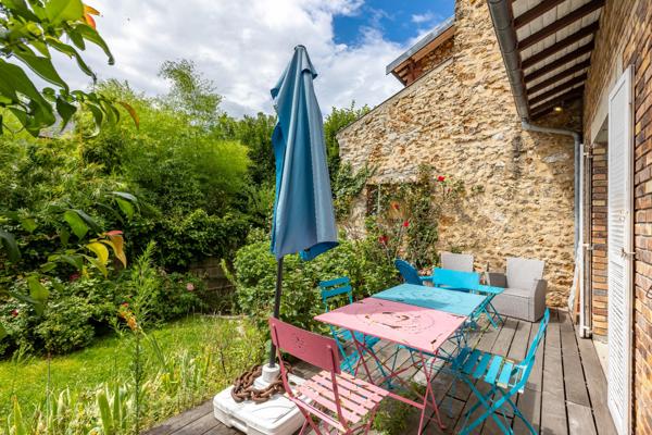 Belle meulière au calme, non mitoyenne, sans vis à vis et avec magnifique jardin.