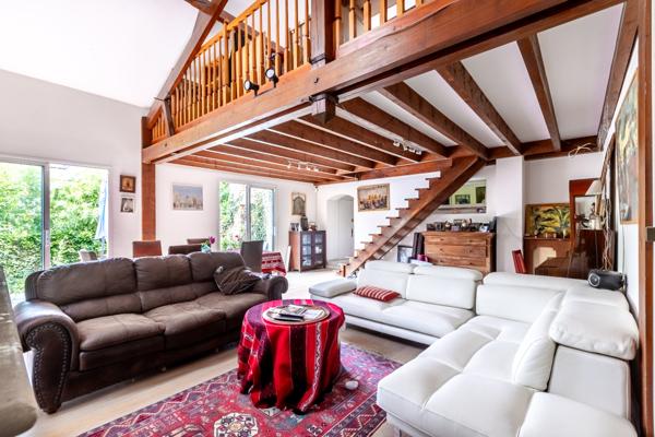 Belle meulière au calme, non mitoyenne, sans vis à vis et avec magnifique jardin.