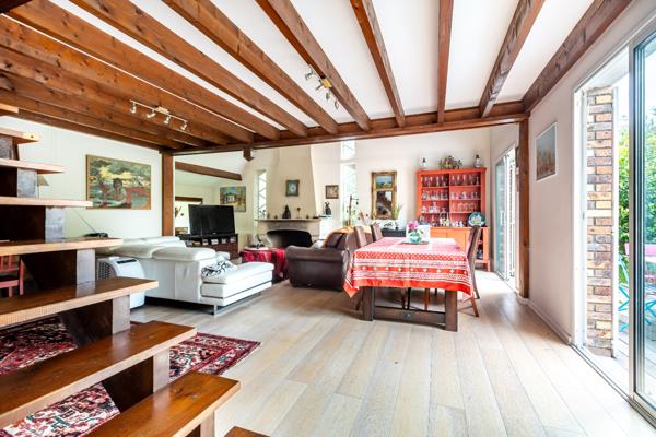 Belle meulière au calme, non mitoyenne, sans vis à vis et avec magnifique jardin.