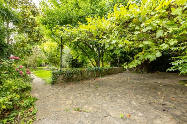 Belle meulière au calme, non mitoyenne, sans vis à vis et avec magnifique jardin.