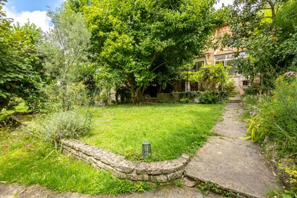 Belle meulière au calme, non mitoyenne, sans vis à vis et avec magnifique jardin.