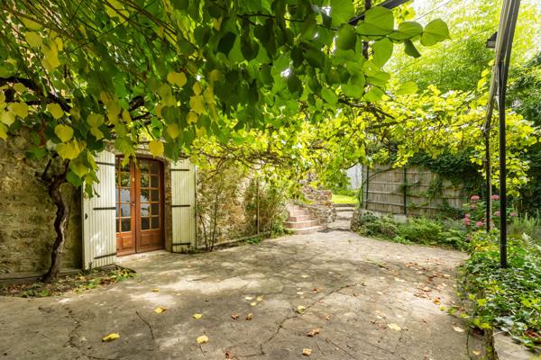 Belle meulière au calme, non mitoyenne, sans vis à vis et avec magnifique jardin.