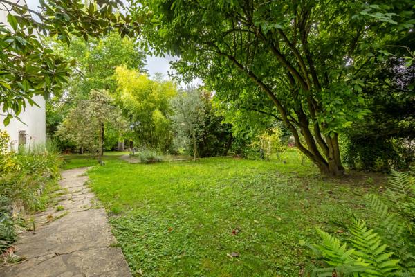 Belle meulière au calme, non mitoyenne, sans vis à vis et avec magnifique jardin.