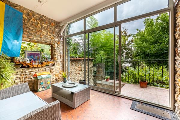 Belle meulière au calme, non mitoyenne, sans vis à vis et avec magnifique jardin.