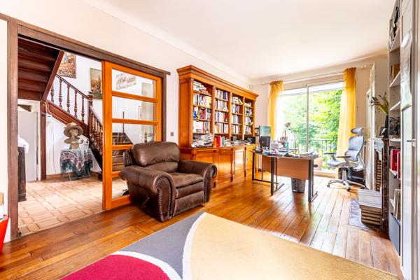 Belle meulière au calme, non mitoyenne, sans vis à vis et avec magnifique jardin.