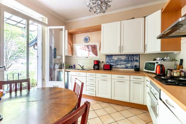 Belle meulière au calme, non mitoyenne, sans vis à vis et avec magnifique jardin.