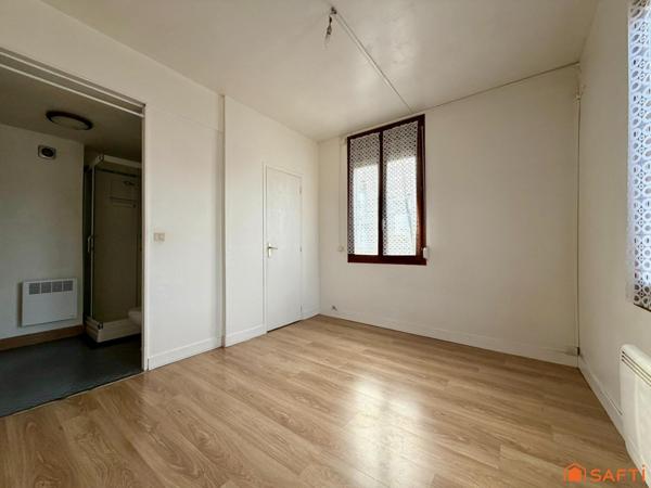 Maison de ville à rafraichir aux pieds du TEOR !