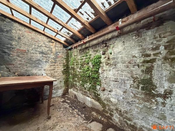 Maison de ville à rafraichir aux pieds du TEOR !