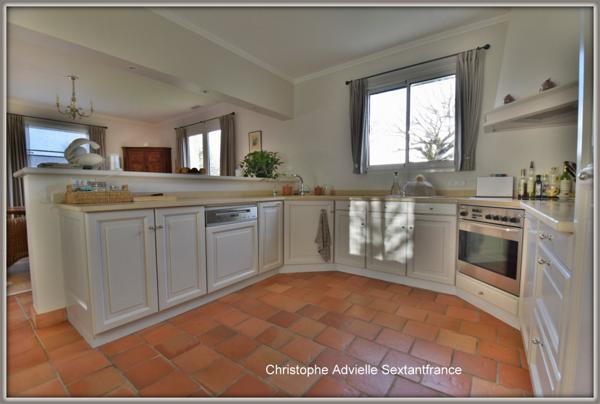 Superbe contemporaine de plain pied sur 1.3 ha de parc, grande piscine, prestations haut de gamme, golf des vigiers à 5 MN