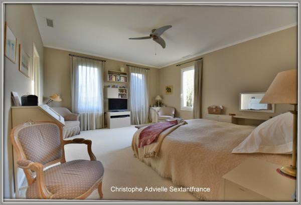 Superbe contemporaine de plain pied sur 1.3 ha de parc, grande piscine, prestations haut de gamme, golf des vigiers à 5 MN