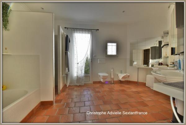 Superbe contemporaine de plain pied sur 1.3 ha de parc, grande piscine, prestations haut de gamme, golf des vigiers à 5 MN