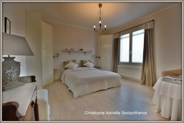 Superbe contemporaine de plain pied sur 1.3 ha de parc, grande piscine, prestations haut de gamme, golf des vigiers à 5 MN