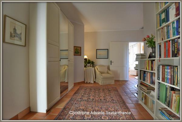 Superbe contemporaine de plain pied sur 1.3 ha de parc, grande piscine, prestations haut de gamme, golf des vigiers à 5 MN